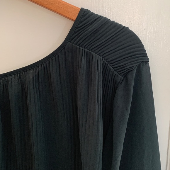 ONLY WORN ONCE! Beautiful pleated flowy blouse - Picture 6 of 13